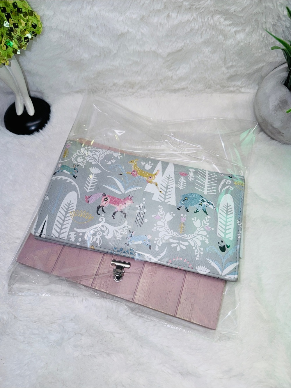 Light Gray Passport Wallet with Geometric Accents & Pink Photo Display Holder 💝 - Picture 5 of 5